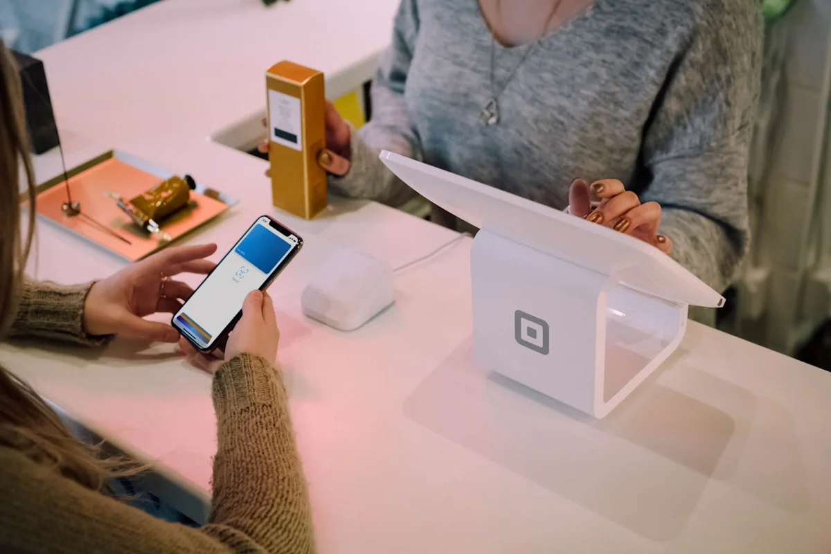 Retail counter scene illustrating choice between cash and store credit.